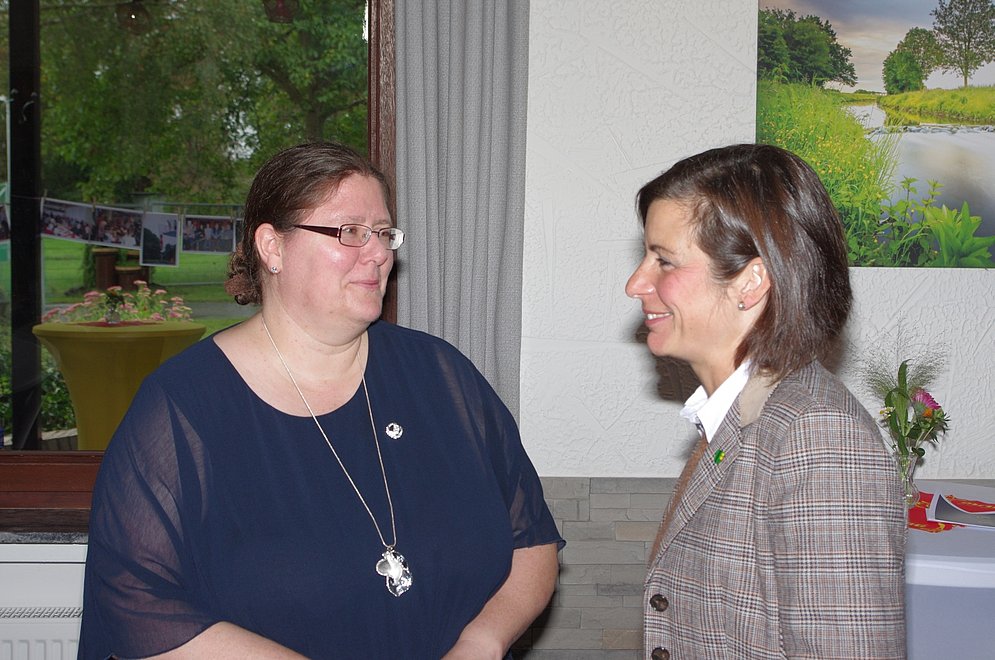 Nadine und Frau Weitzel im Gespräch